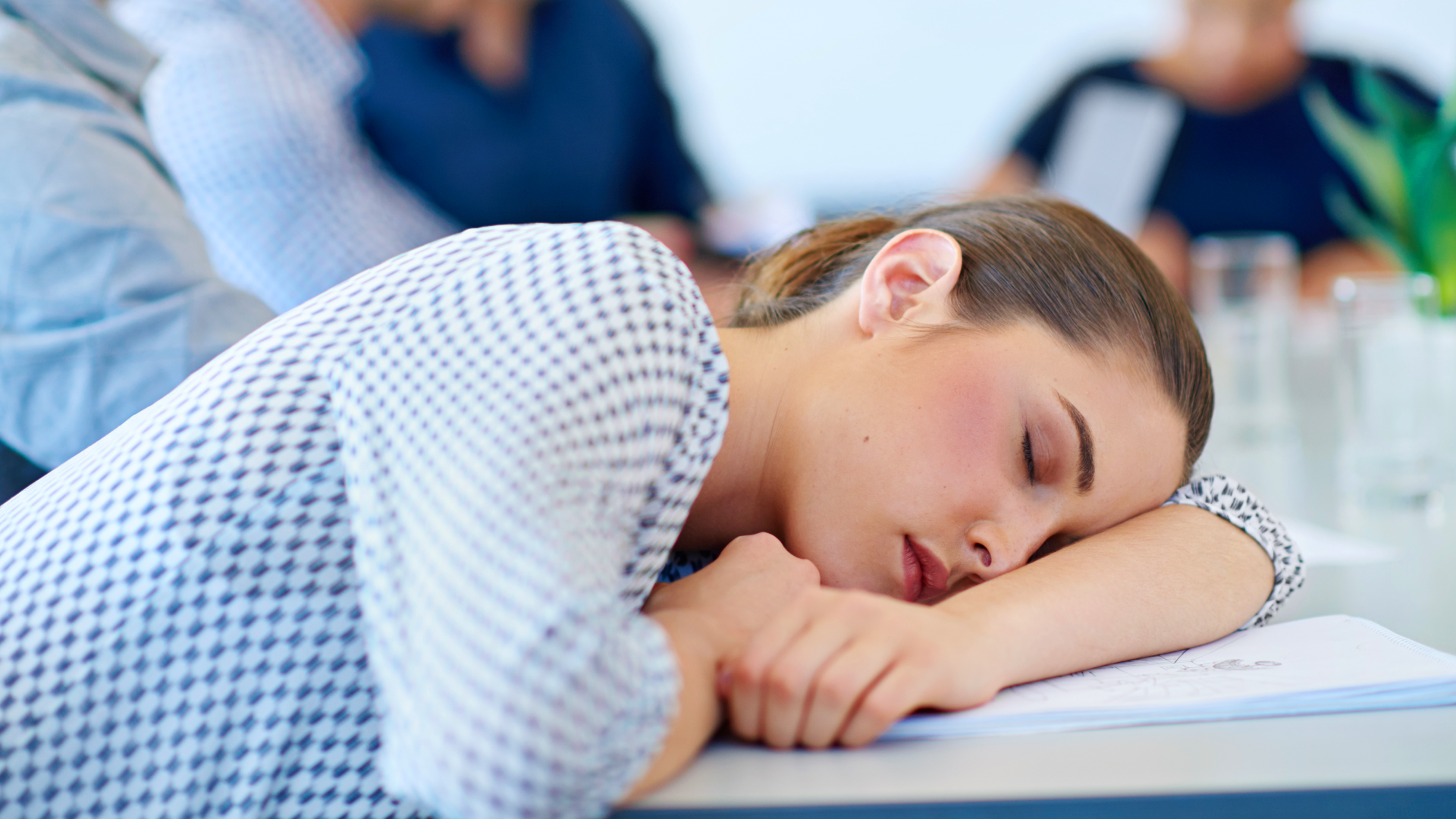 Was bei Müdigkeit im Körper wirklich passiert – die 5 häufigsten (und überraschenden) Ursachen erklärt